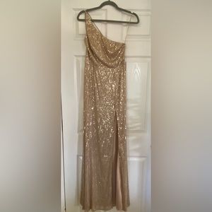 Semi-formal rose-gold one shoulder dress, with nice side slit on the left side.